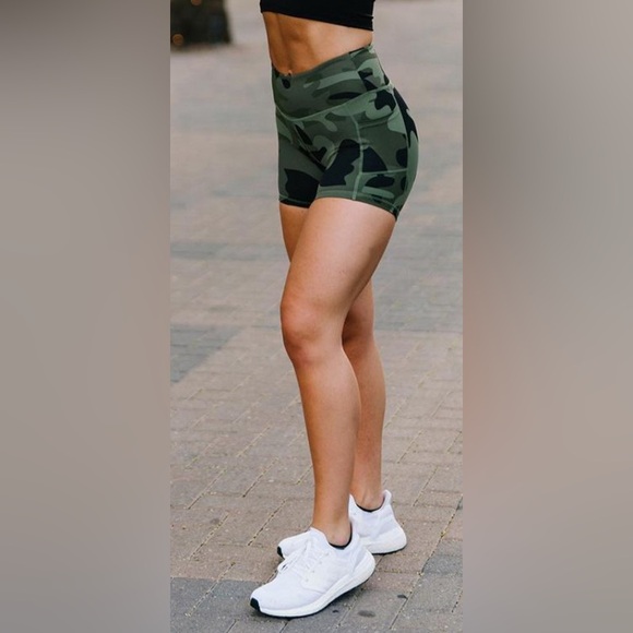 ZYIA Pants - Zyia Green Camo Light n Tight Hustle Pocket Shorts